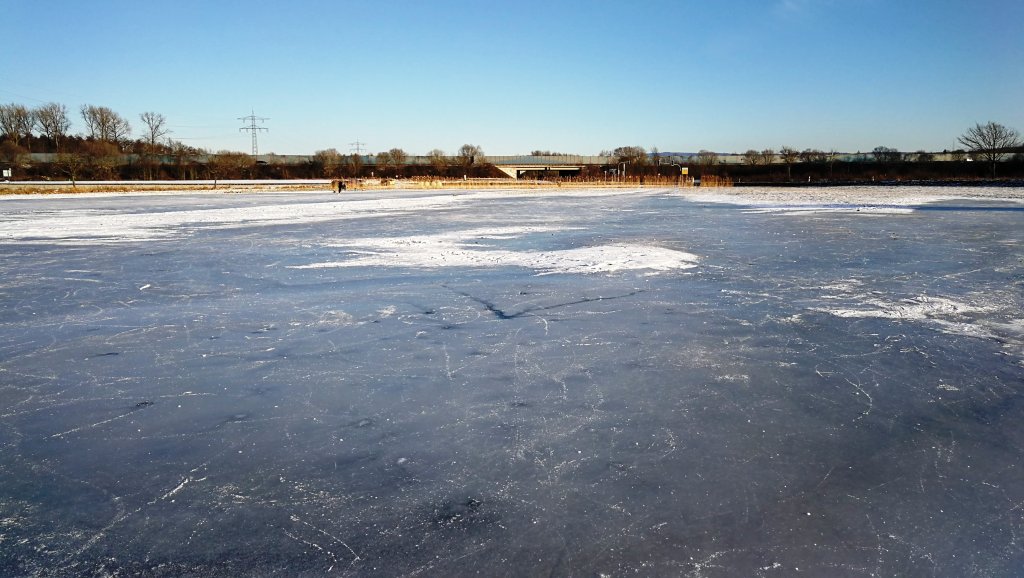 Eine überschwemmte Wiese die Mitte Februar neben der B3 bei St. Leon-Rot überschwemmt war und beim Frost gefroren war, dass war für Kind und Kegel wunderbar